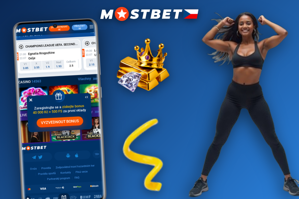 Ruka s telefonem a Mostbet app otevřenou na živých kurzech v kavárně